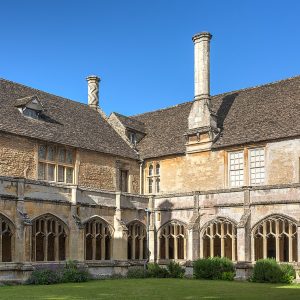 Lacock_Abbey_Courtyard,_Wiltshire,_UK_-_Diliff (1)