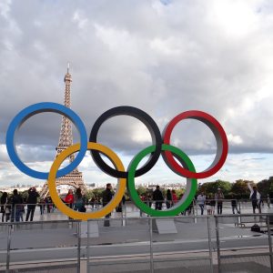 Olympic_rings_in_the_Place_du_Trocadéro_in_Paris 4.0