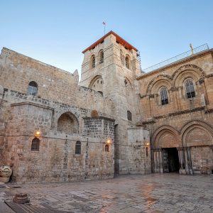 Jerusalem_The_Church_of_the_Holy_Sepulchre,_the_place_where_Jesus_was_crucified_(and_supposedly,_buried)_(10350972756)